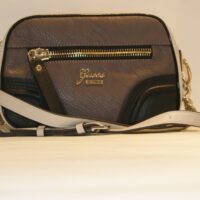 GUESS DARK SIDE CROSSBODY CAMERA BAG FARBE TAUPE MULTI