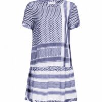 CECILIE COPENHAGEN Kleid 2, O, mit kurzen Ärmeln in Kufiaymuster blau 245 CECILIE COPENHAGEN Kleid 2, O, mit kurzen Ärmeln in Kufiaymuster blau 245