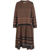 CECILIE COPENHAGEN Kleid JOSEFINE DRESS mit Langen Ärmeln in Kufiaymuste 302 Black/Oak CECILIE COPENHAGEN Kleid JOSEFINE DRESS mit Langen Ärmeln in Kufiaymuste 302 Black/Oak
