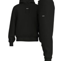 Hugo Relaxed-Fit Trainingsanzug Tracksuit_DapoDayote aus Baumwolle mit Logo-Prints schwarz 001  Details : Der zweiteilige HUGO Trainingsanzug aus softem und komfortablem Baumwoll-Terry verspricht ein angenehmes Tragegefühl. Lockere Passform. Kontrastfarbene Logo-Prints.      Relaxed Fit     Mit Kapuze     Verschluss oben: Slip-on     Lange Ärmel     Rippbündchen     Standardlänge  Material: 100% Baumwolle Pflege : 30 °C Pflegeleicht Nicht bleichen Nicht im Wäschetrockner trocknen Bügeln geringe Hitze Nicht chemisch trockenreinigen
